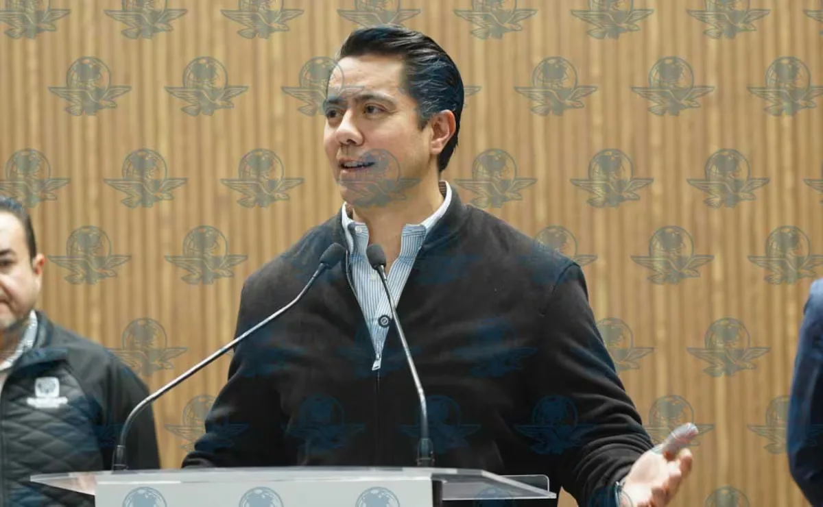 Felipe Fernando Macías, alcalde de Querétaro, en una reunión de trabajo.
