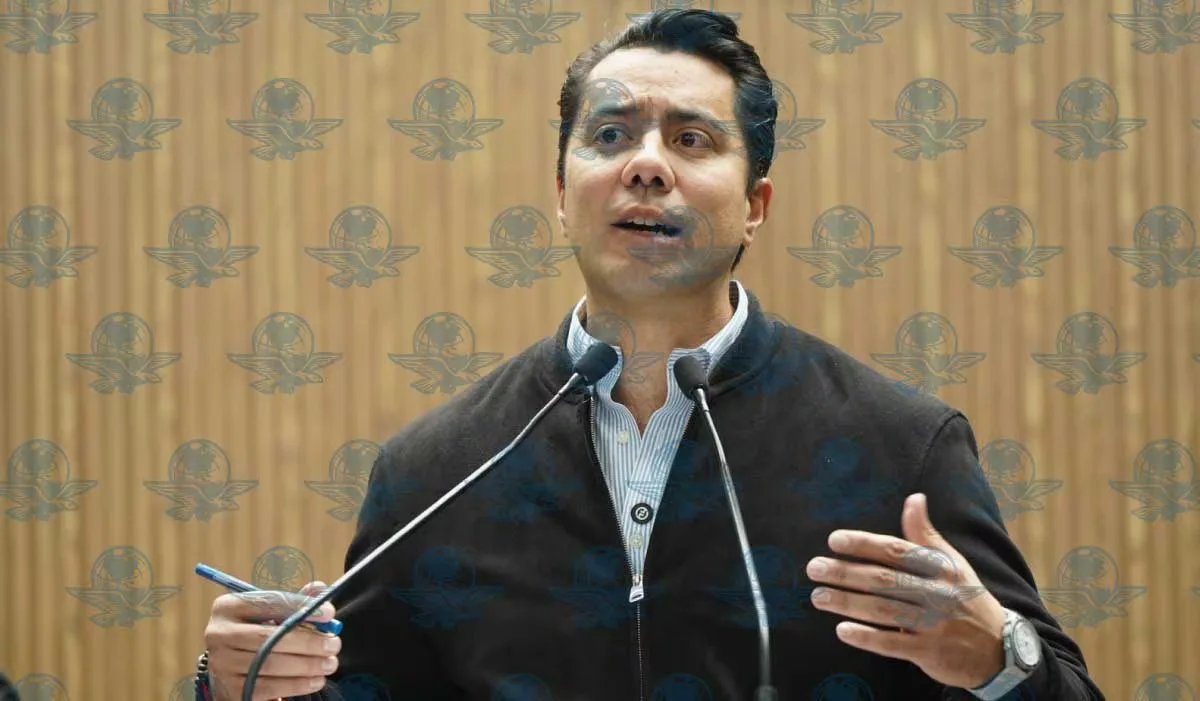 Felipe Fernando Macías durante la conferencia sobre las obras del tren México–Querétaro.