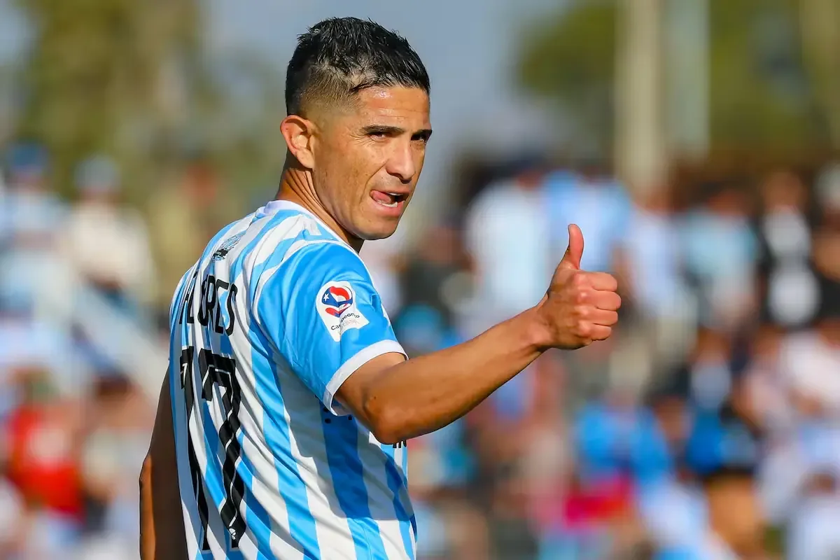 El veterano delantero aporta su experiencia al club chileno tras dejar San Luis.
