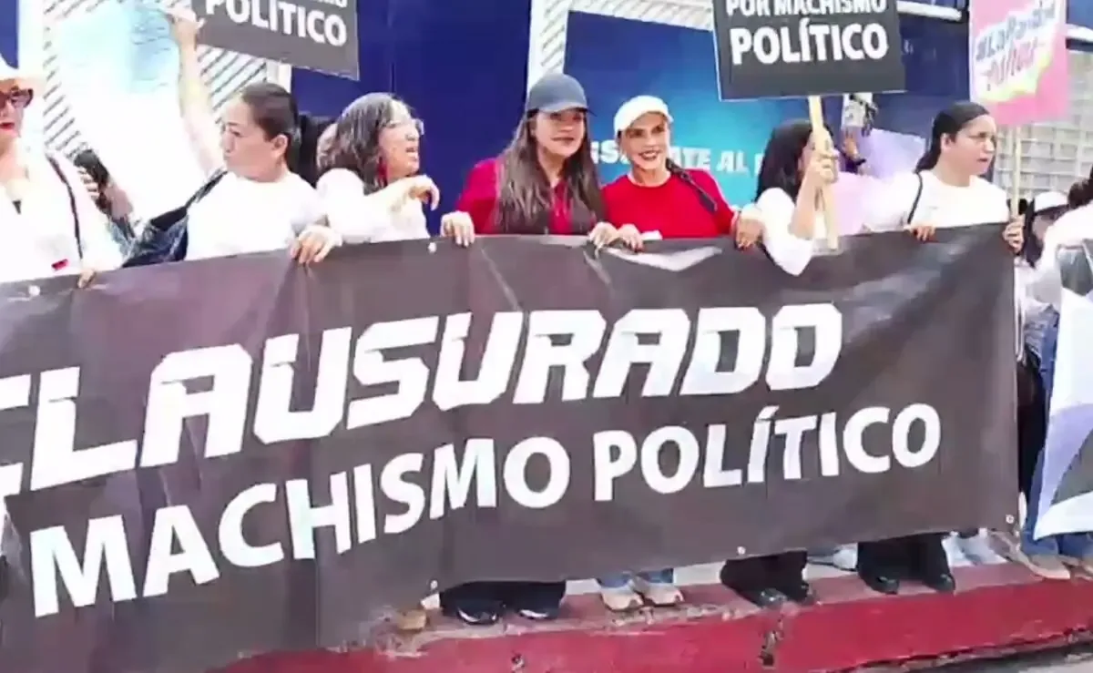 Feministas protestan contra la impugnación del PAN a la reforma de paridad en candidaturas municipales.