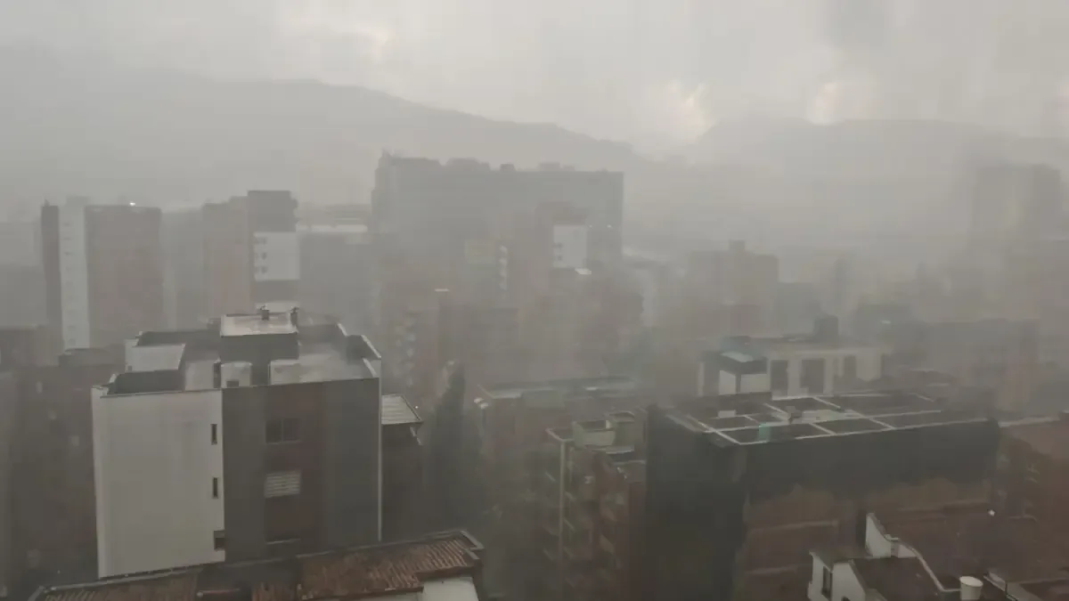 Fenómenos meteorológicos generan daños en viviendas y bloqueos viales en diversas localidades.
