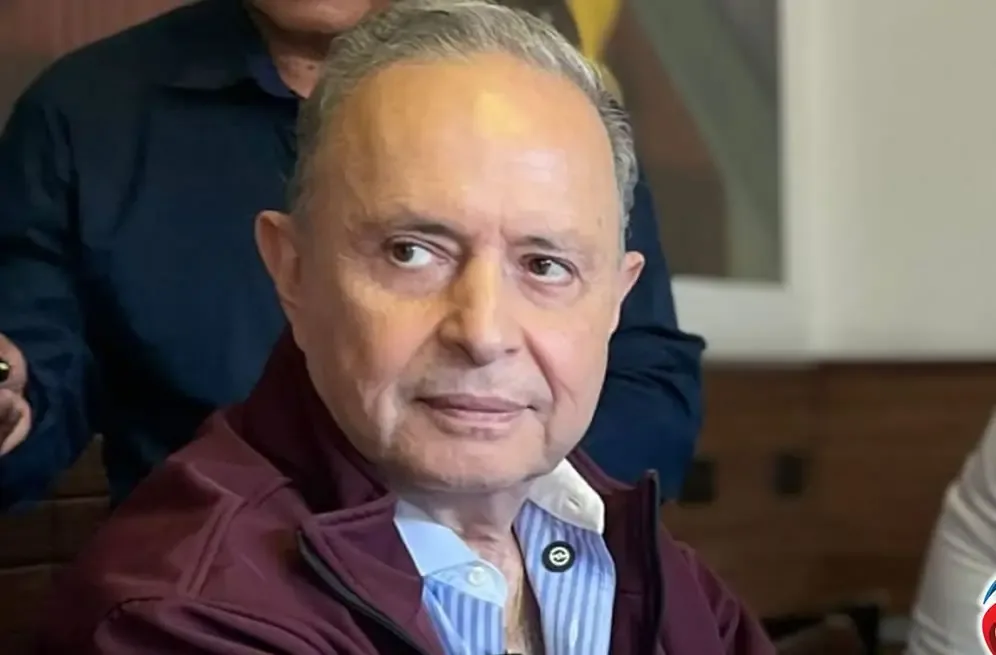El senador de Baja California responde a cuestionamientos sobre sus aspiraciones políticas en un evento en Ensenada.