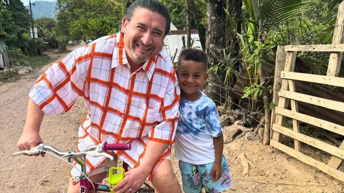 Fernando Funes transforma la selva hondureña con arte y ayuda humanitaria.