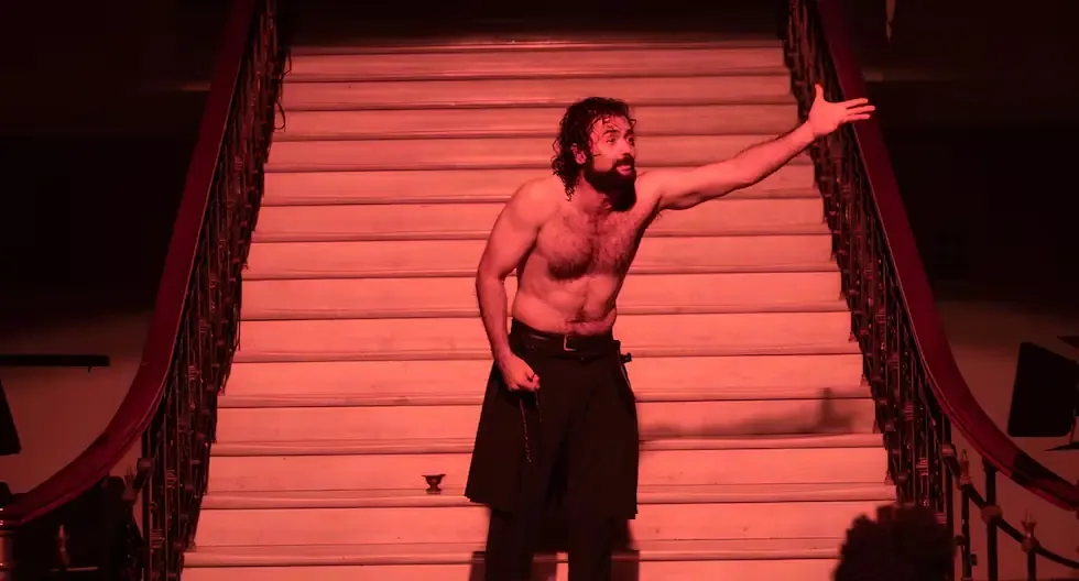 Una innovadora interpretación de Hamlet que explora el delirio emocional del personaje.