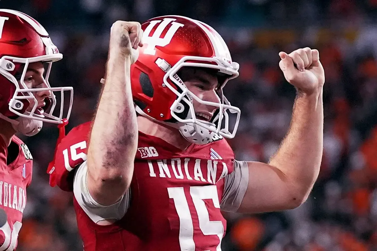 Fernando Mendoza celebra el histórico triunfo de Indiana en la NCAA.