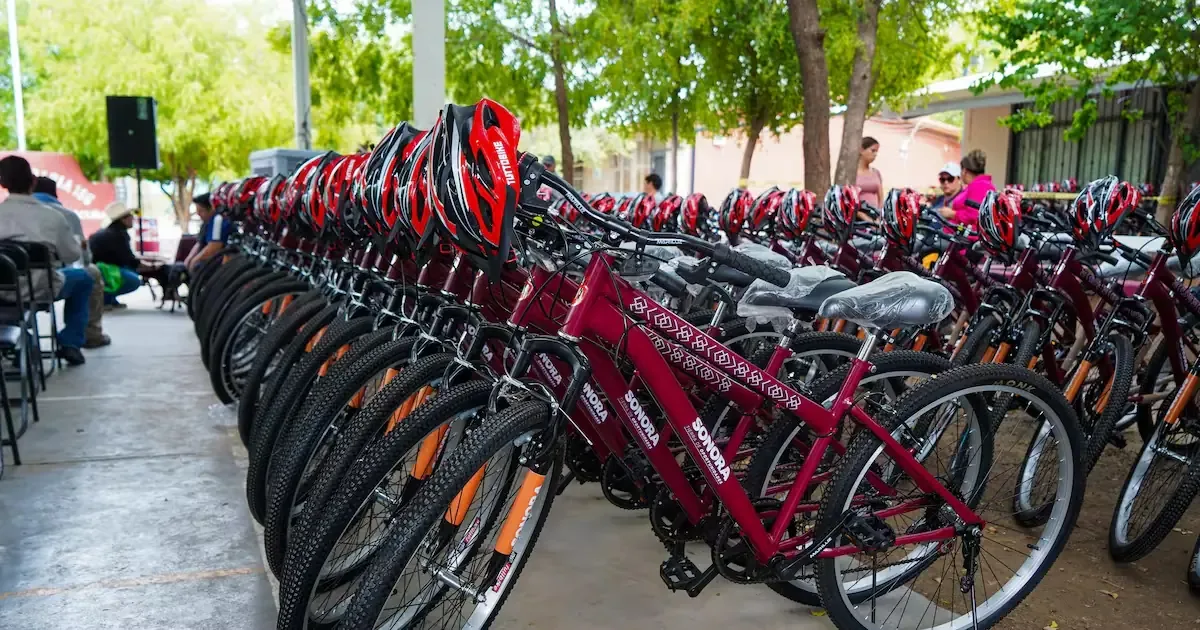 Las bicicletas buscan mejorar la movilidad y estilo de vida de los jóvenes sonorenses.