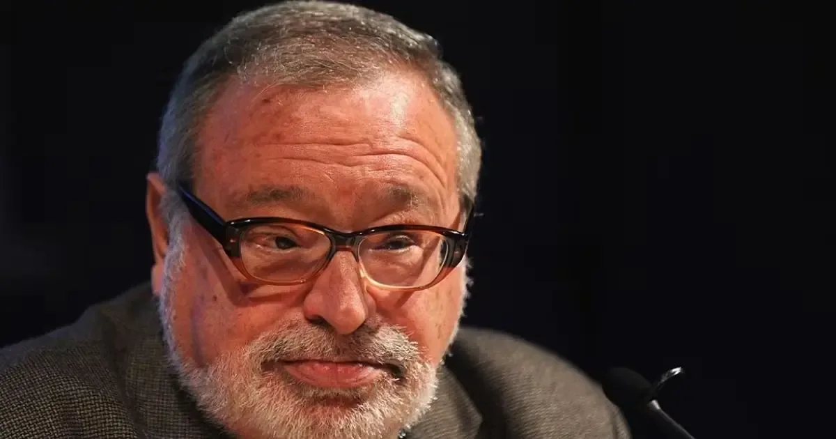 Savater propone encontrar satisfacción en lo cotidiano y profundizar la mente para alcanzar la felicidad.