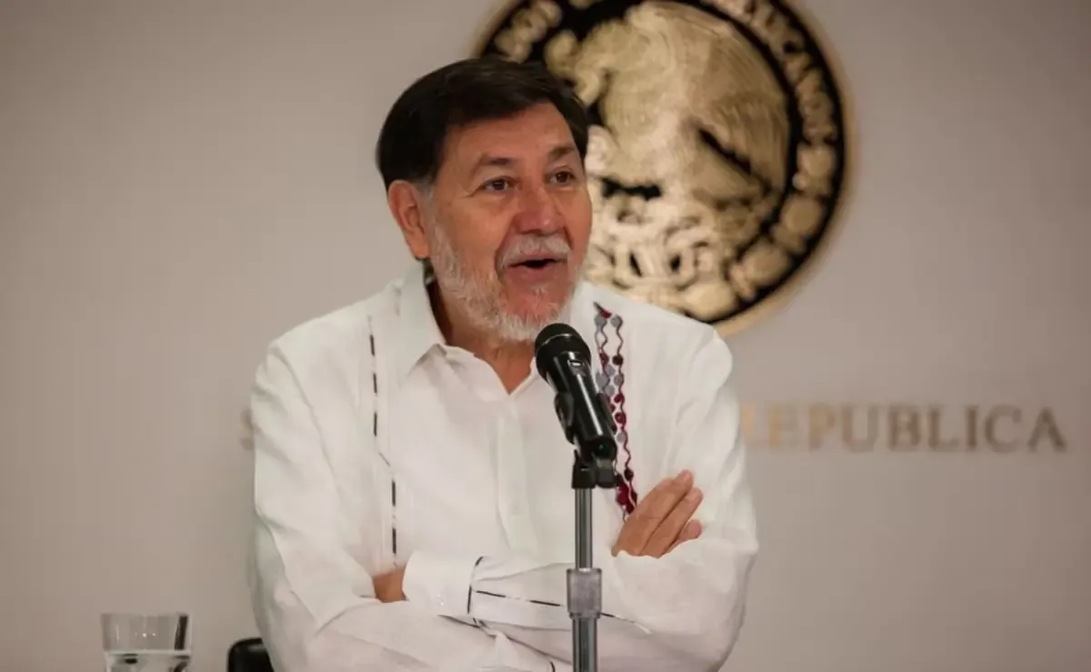 La postura del senador de Morena se centra en la falta de una orden de aprehensión contra el empresario.