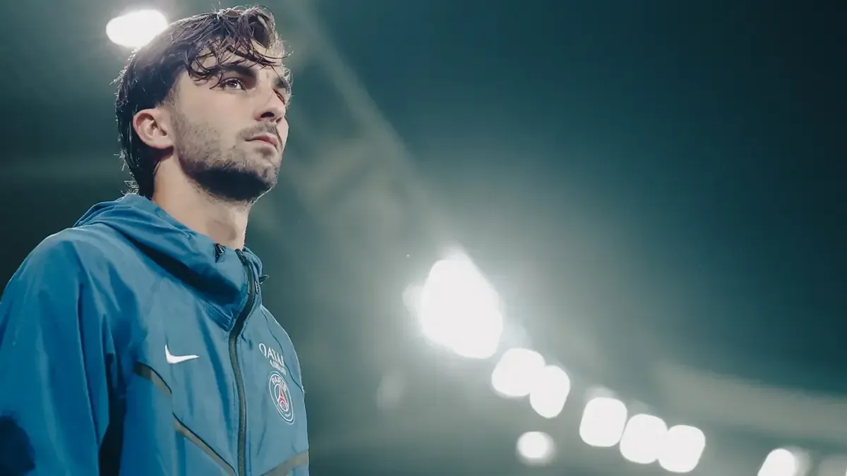 El futbolista español impresiona con su estilo elegante en cada aparición pública.