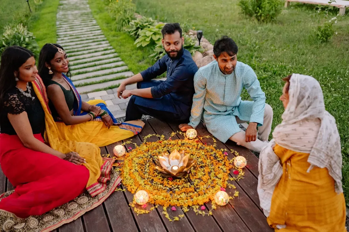 Este evento destaca tradiciones de China e India con actividades culturales y gastronómicas.