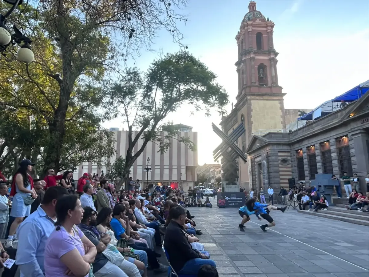 El 46 Festival Internacional de Danza Contemporánea Lila López reúne talentos emergentes en un evento vibrante.