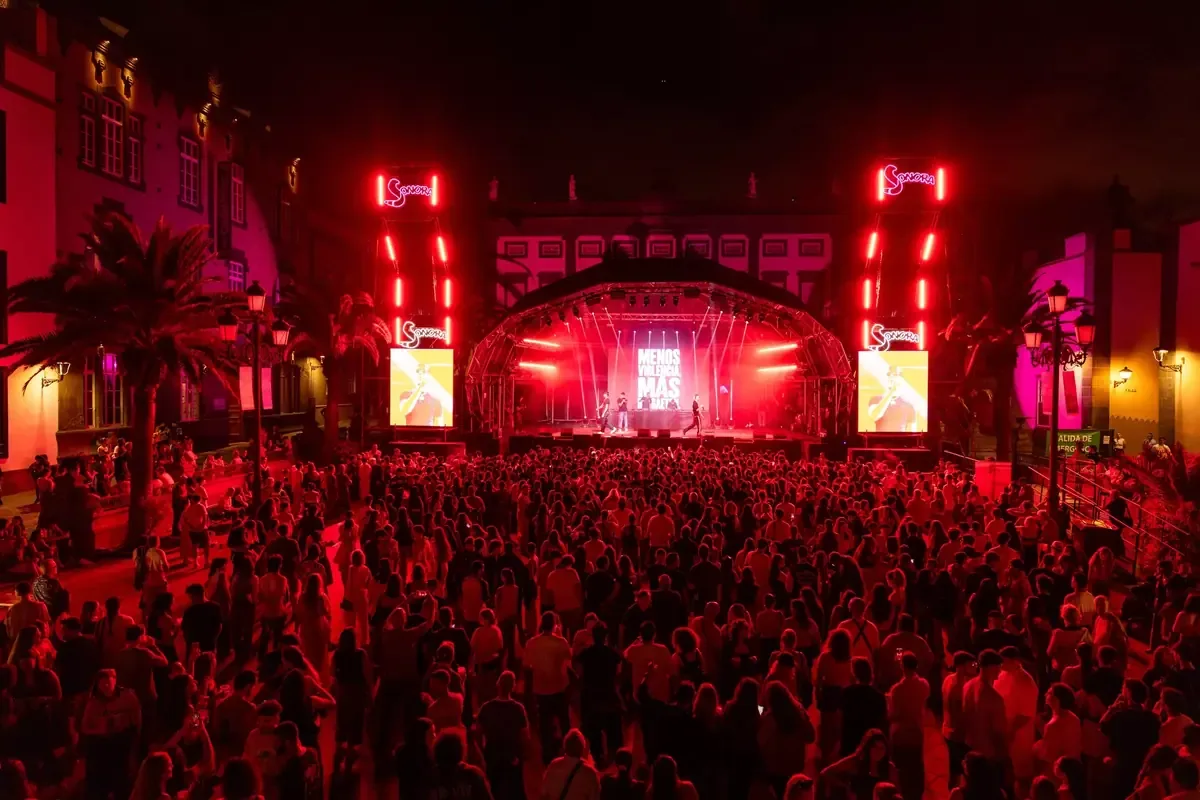 El festival destaca por su apuesta a la música urbana y el talento canario, fomentando la diversidad musical.