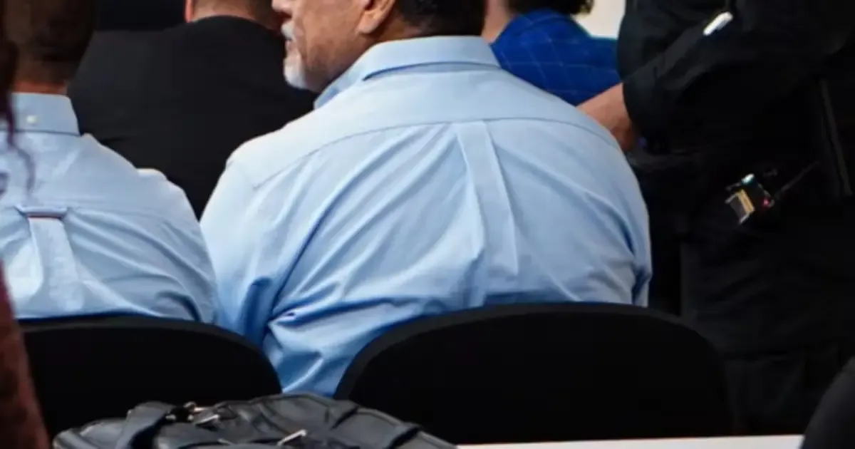 La Fiscalía General del Estado revisa la decisión judicial mientras investiga a otros agentes por delitos graves.