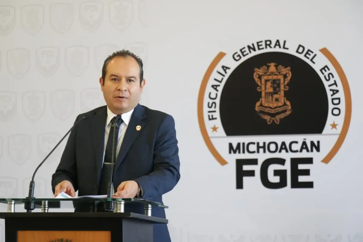 La Fiscalía de Michoacán investiga un ataque confuso que resultó en el asesinato del regidor de Indaparapeo y su esposa.