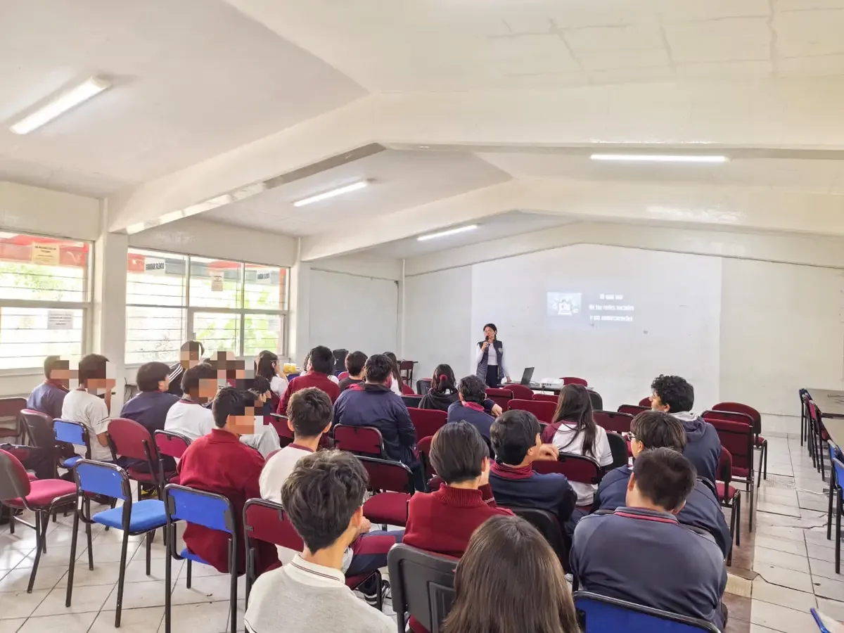 La Fiscalía General busca proteger a la juventud ante el ciberacoso y otros peligros en línea.