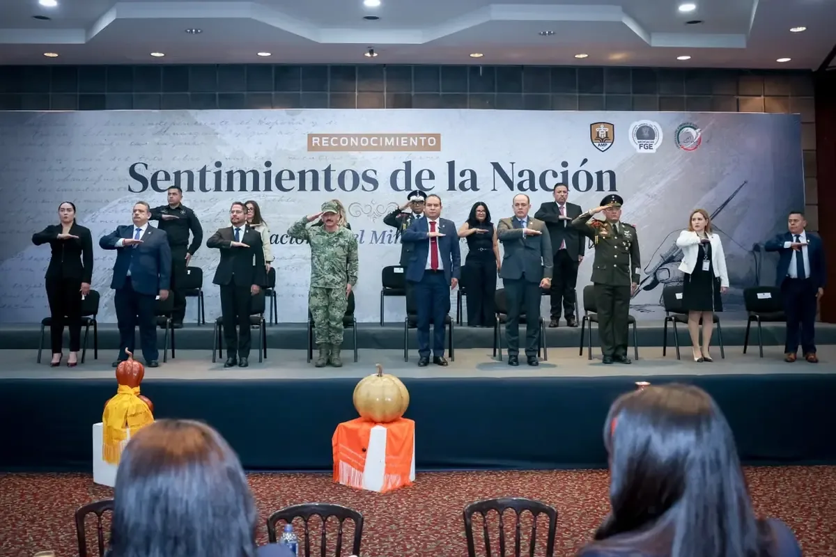 La Fiscalía General del Estado de Michoacán reconoce a 16 agentes y 3 instituciones por su dedicación en la procuración de justicia.