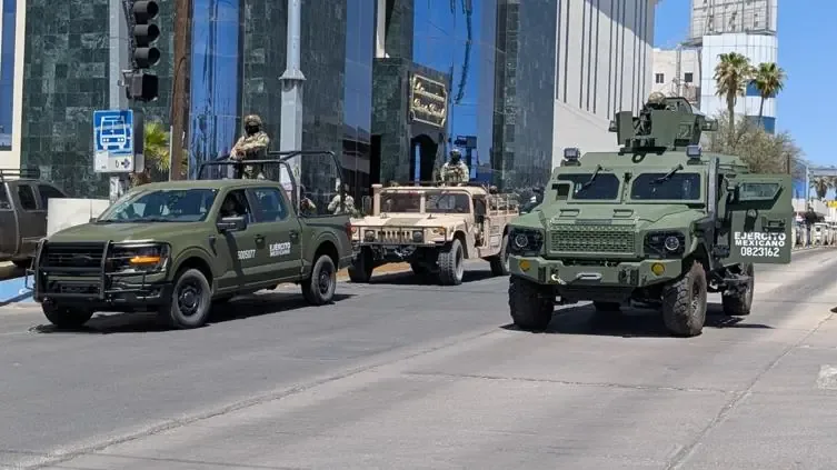 Un operativo en la colonia Paseos de Chihuahua culmina con la detención de tres personas y el aseguramiento de armamento y droga.