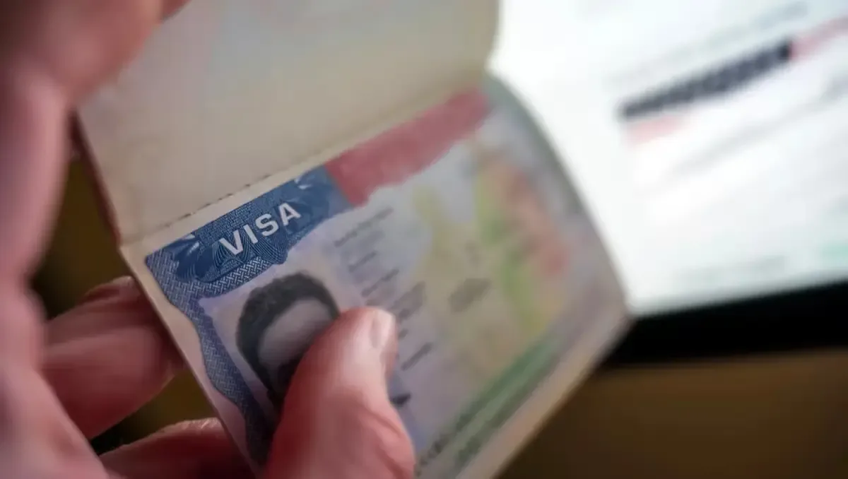 Estados Unidos convierte en permanente un programa de fianzas para visas de turismo y negocios de ciudadanos de 50 países.