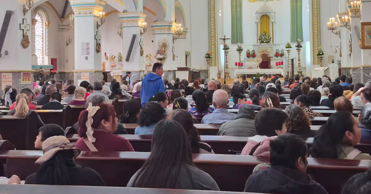 Fieles asistiendo a la misa en el Santuario de la Virgen de Guadalupe en Tijuana.