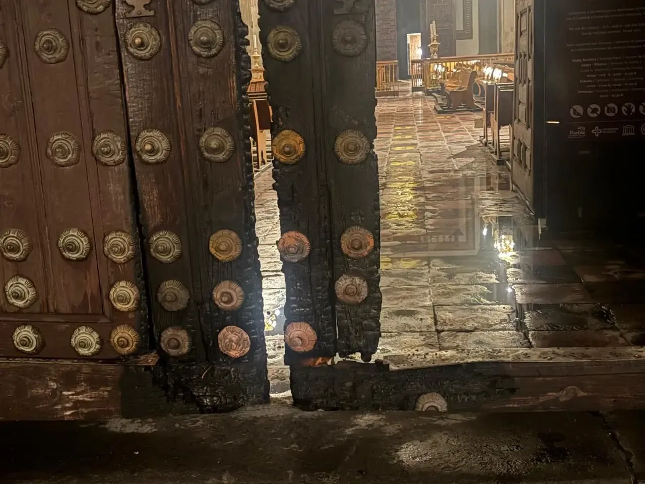 Fieles participan en la vigilia en la Catedral de Puebla tras el ataque.