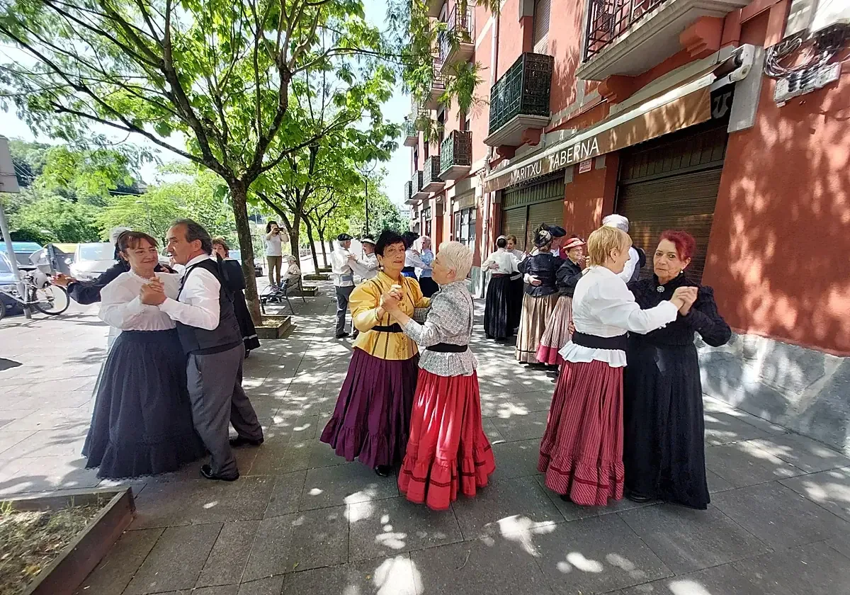 Vecinos disfrutan de un ambiente festivo con múltiples actividades en el centro del pueblo.