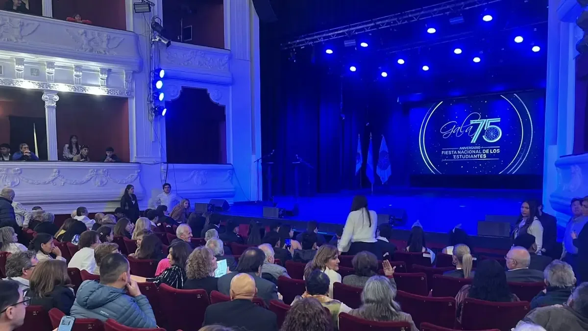 La FNE celebró su aniversario con un evento que destacó el aporte de educadores, medios y artistas.