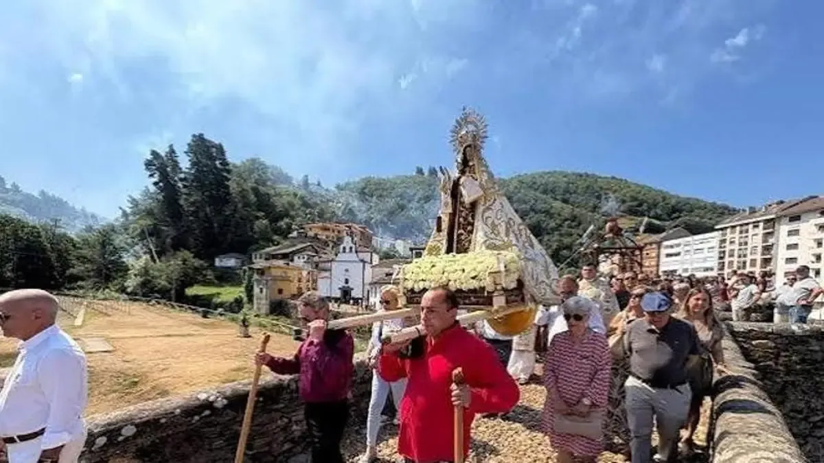 Nueve días de actividades festivas, pólvora y devoción en Asturias que atraen a visitantes locales y turistas.