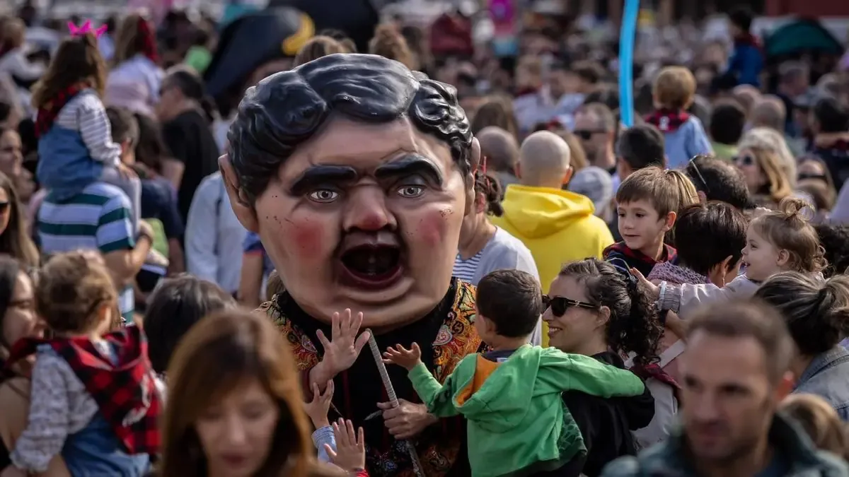 Los desfiles revitalizan la tradición y acercan las fiestas a todos los rincones de la capital aragonesa.