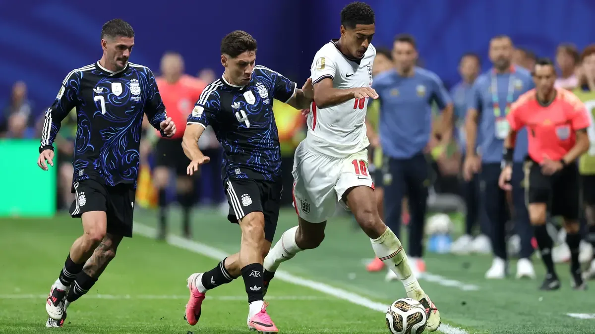 La FIFA analiza las repercusiones por la pancarta que sostiene la soberanía sobre las Islas Malvinas.