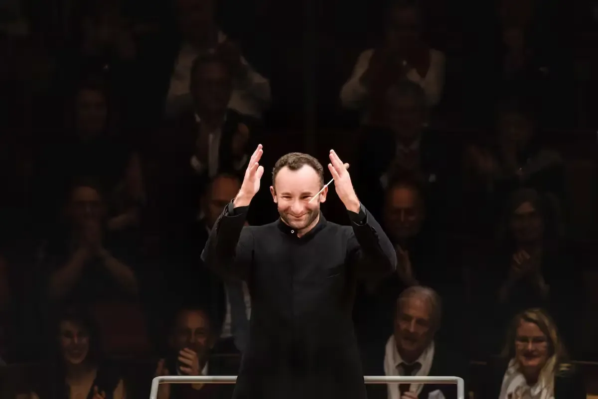 La orquesta, considerada la más democrática del mundo, regresa a Buenos Aires con un programa destacado.