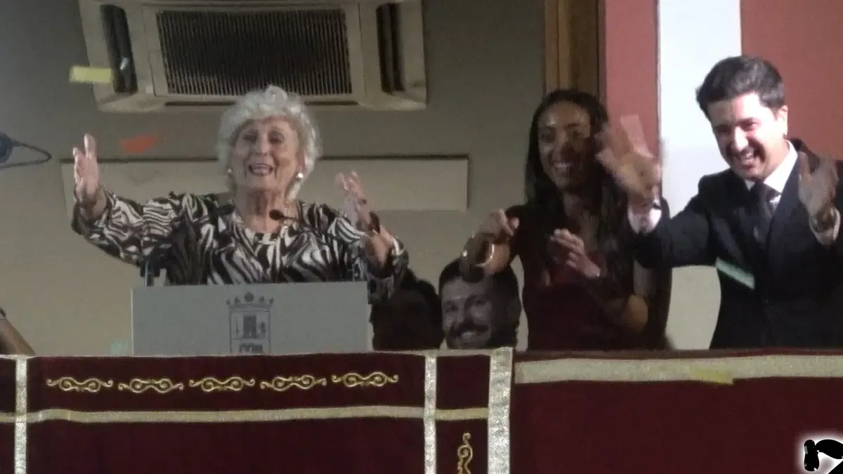 La pregonera Fina Muñoz revive tradiciones en su discurso inaugural.