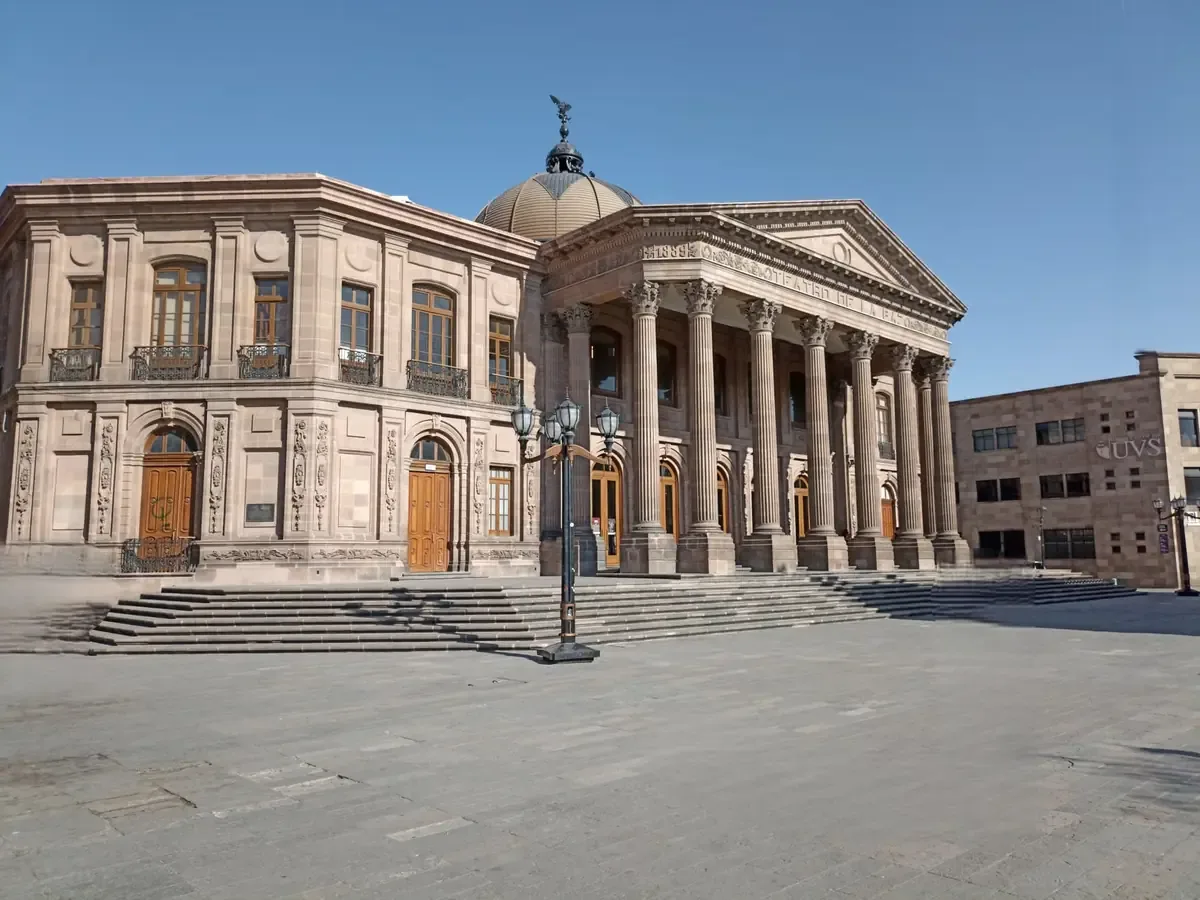 La finalización de esta carrera brinda oportunidades en el ámbito educativo y cultural.