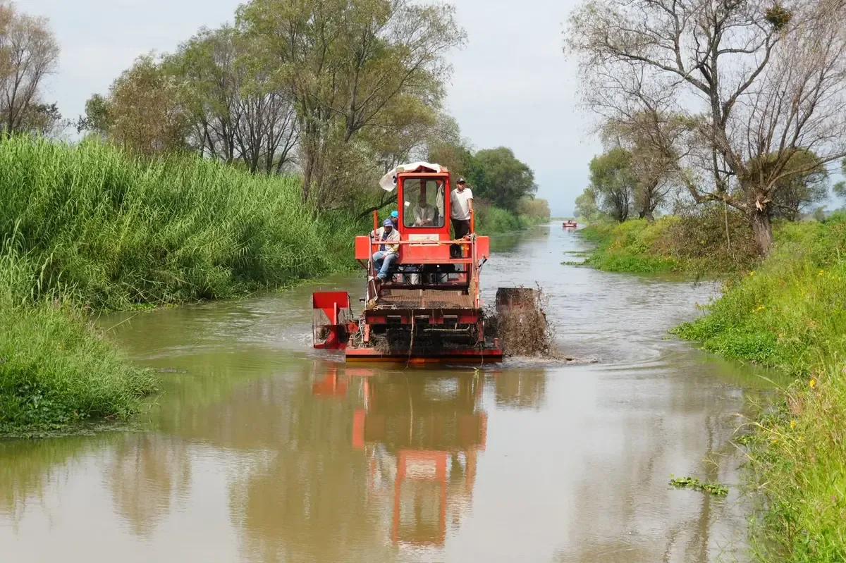 La limpieza de canales facilitará el flujo de agua y las actividades de los pescadores locales.