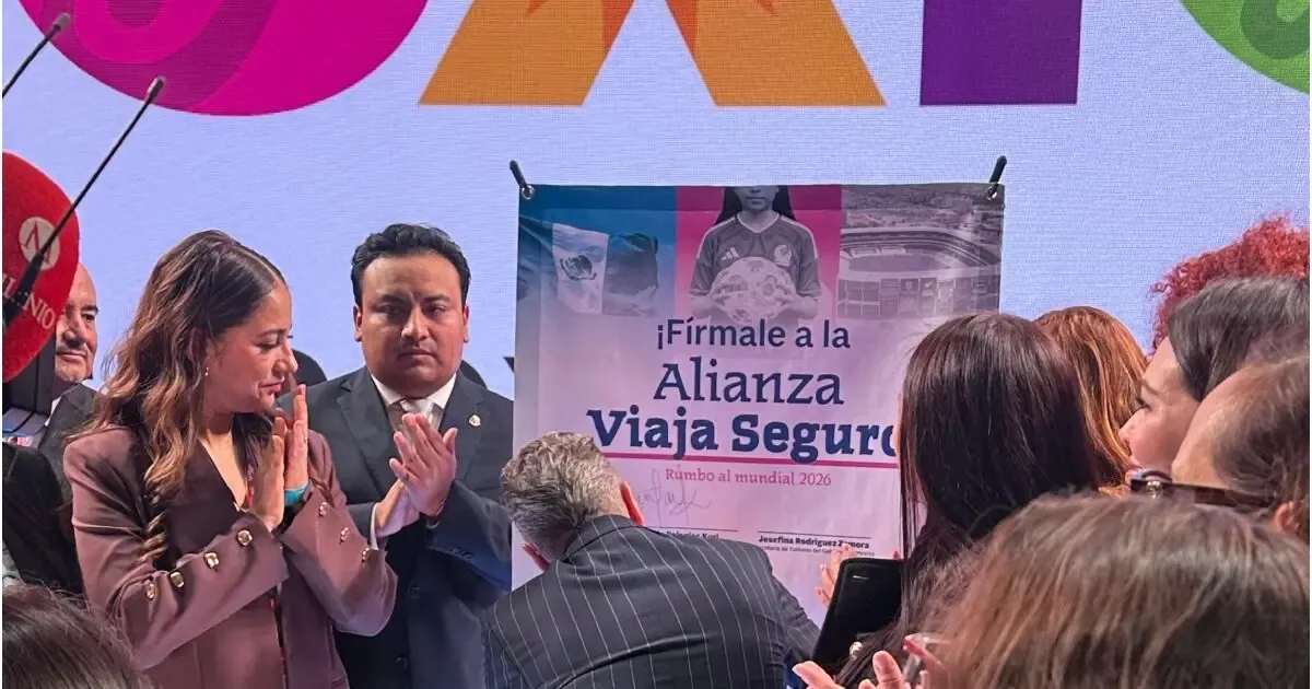 Firmas del compromiso contra la trata de personas en la Feria de Turismo en Madrid.