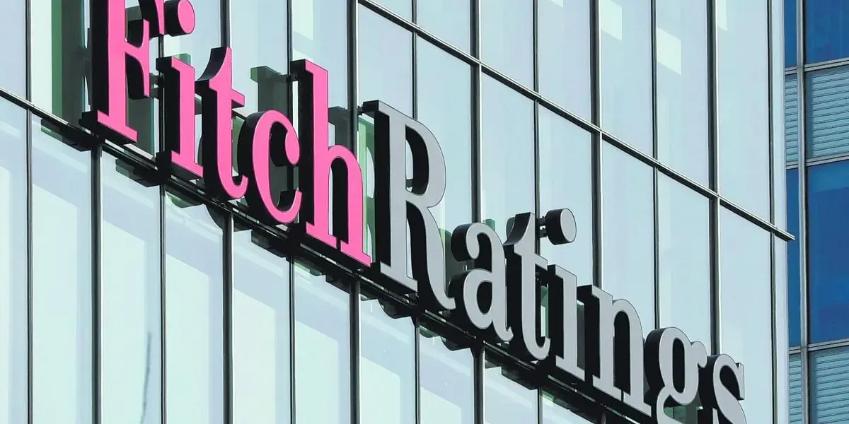 Fitch alerta sobre posibles rebajas en calificaciones para Europa debido a tensiones.