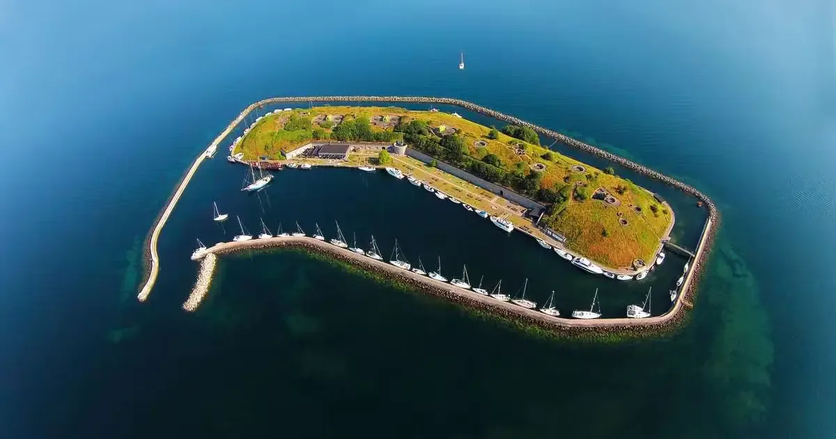 Flakfortet, fortaleza de la Primera Guerra Mundial, ofrece oportunidades turísticas y culturales.