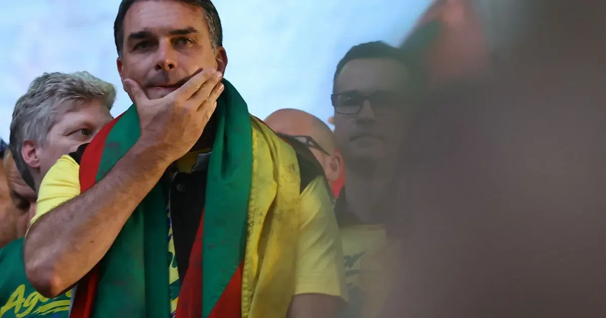 La salida del senador brasileño ocurre en medio de investigaciones por corrupción y lavado de dinero.