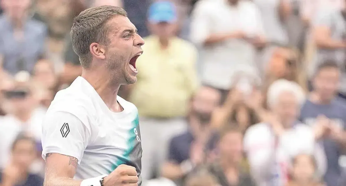 El italiano mostró tenacidad al ganar su primer partido en Flushing Meadows tras dos sets en contra.