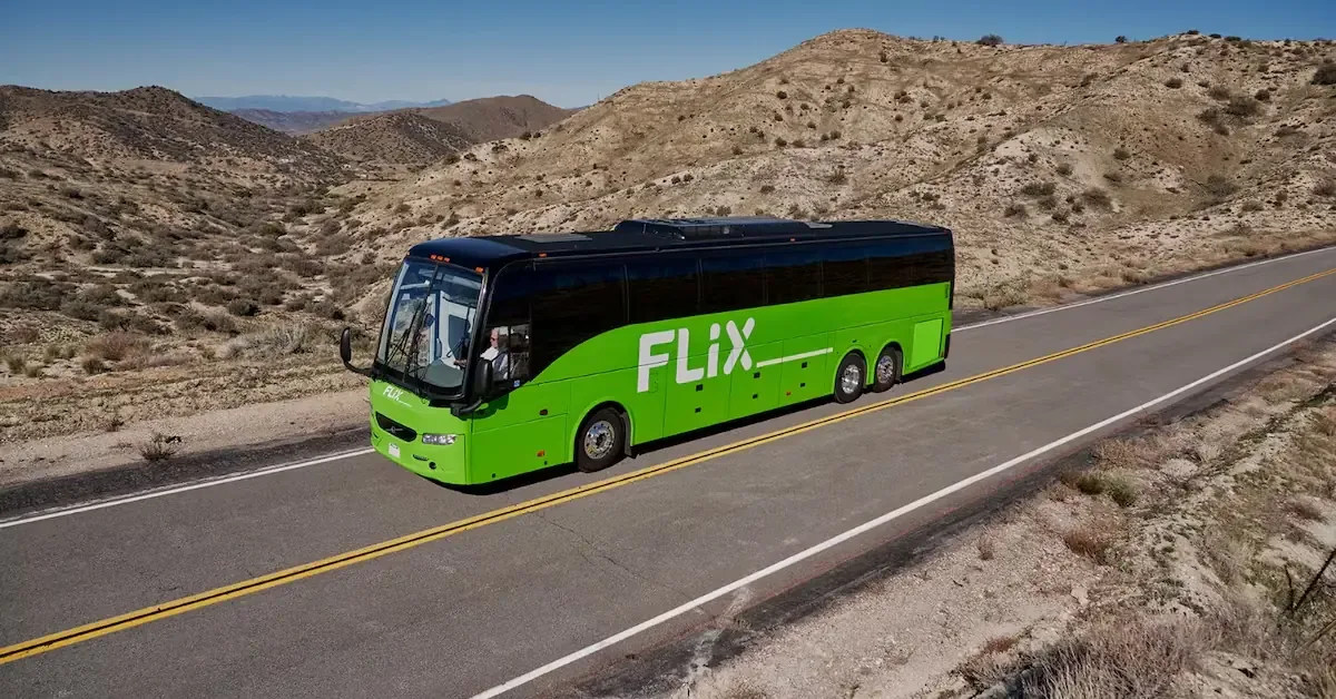 La compañía de transporte interurbano moderniza el acceso y reduce emisiones en su primer aniversario en el país.