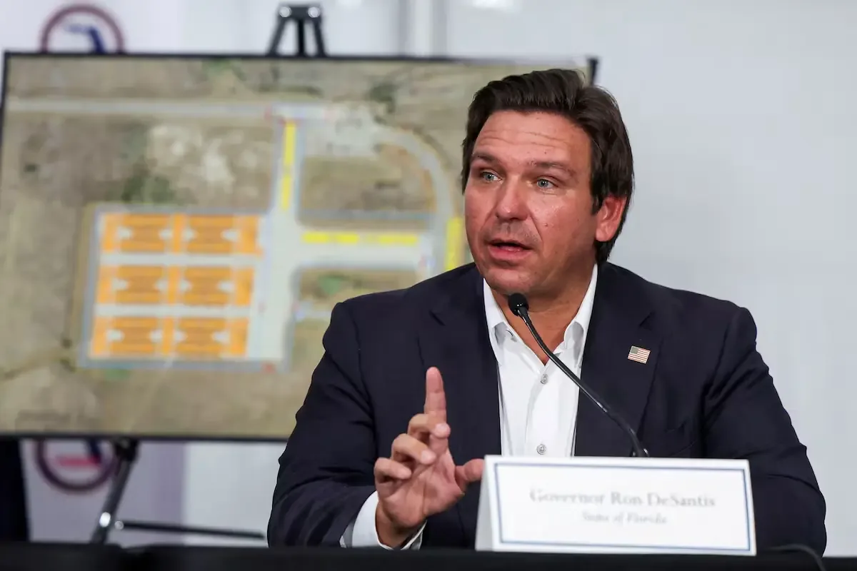 El gobernador DeSantis anuncia el desmantelamiento de la instalación migratoria tras cumplir su propósito temporal.