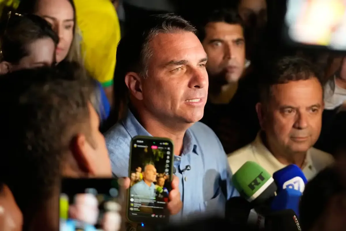 Flávio Bolsonaro se prepara para una segunda vuelta, donde promete reducir ministerios y reformar el sistema electoral.