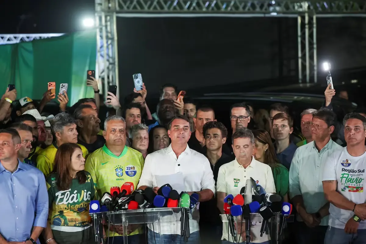 La disputa electoral en Brasil se intensifica tras el anuncio de Flávio Bolsonaro de anular las elecciones.