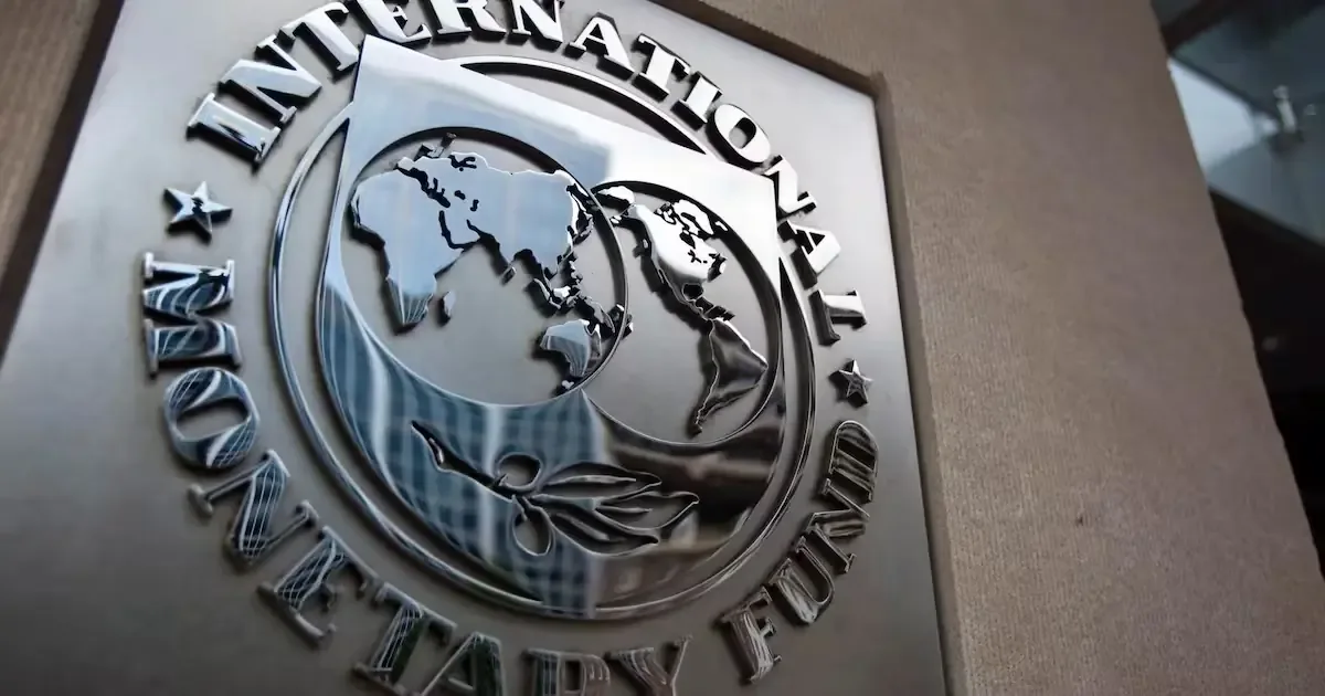 Un informe destaca la carga de Argentina en la deuda con el FMI y su impacto en la región.
