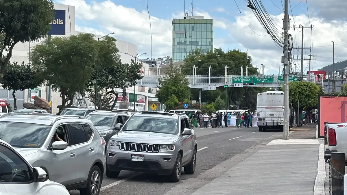 Miembros del FNLS exigen autorización para vender en la plaza Melchor Ocampo.