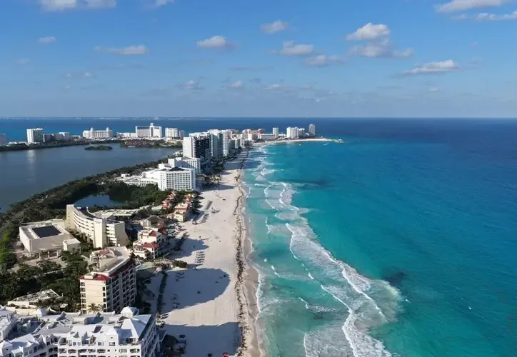 La donación de terrenos incluye áreas verdes y Playa Coral, impulsando el desarrollo urbano del municipio.