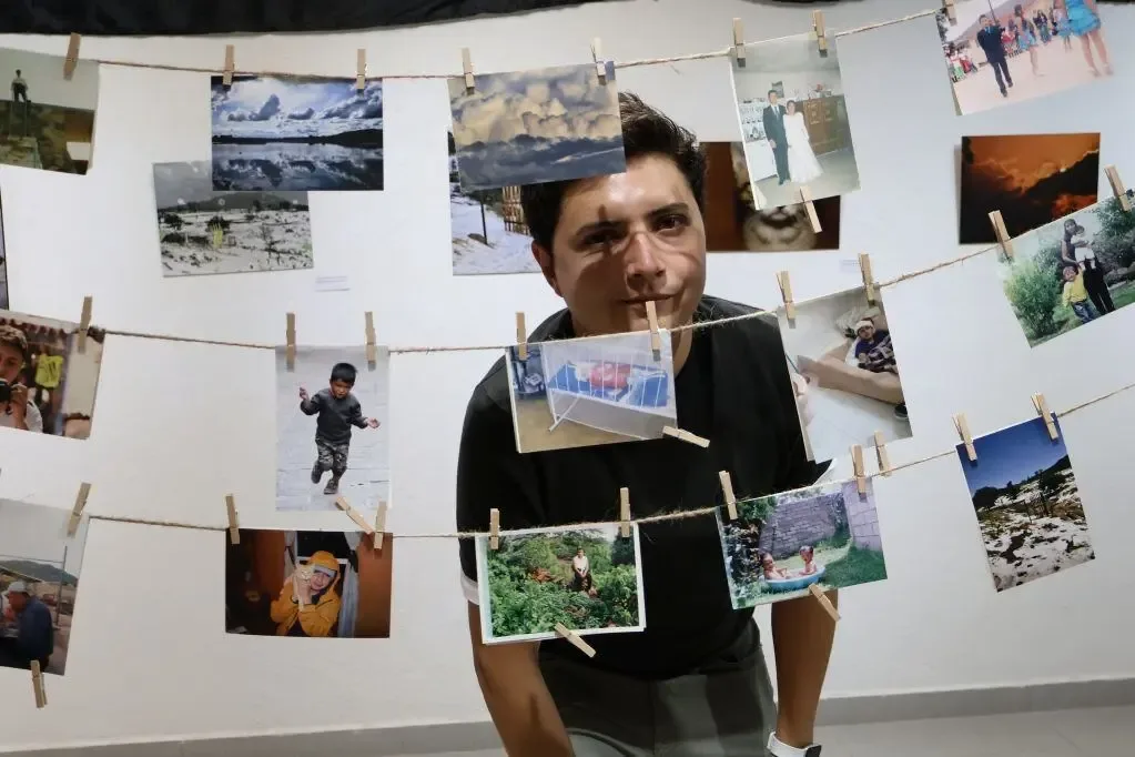 Fonseca presenta su homenaje a Huimilpan en el Centro Cultural Ignacio Padilla.