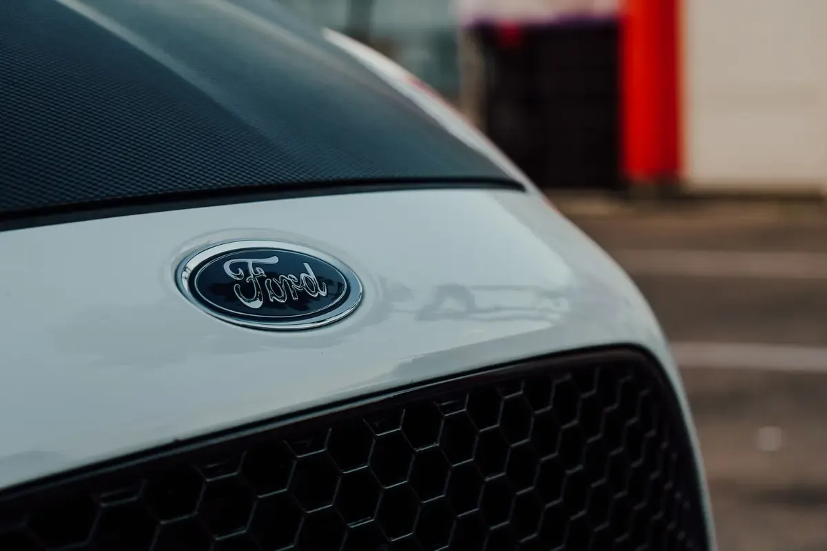 La planta de Almussafes presenta una tecnología innovadora en el Kuga, el primer vehículo español con conducción sin manos homologada.