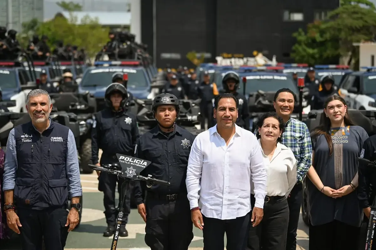 La entrega de vehículos a la Policía Municipal busca mejorar la paz y seguridad en la capital chiapaneca.
