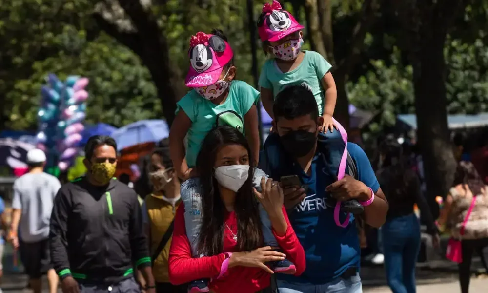 La estrategia busca involucrar a las familias para proteger a niños y adolescentes de riesgos sociales.