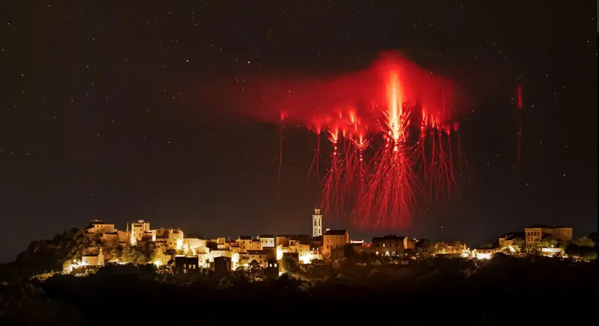 Este fenómeno atmosférico sorprende con sus descargas eléctricas visibles.